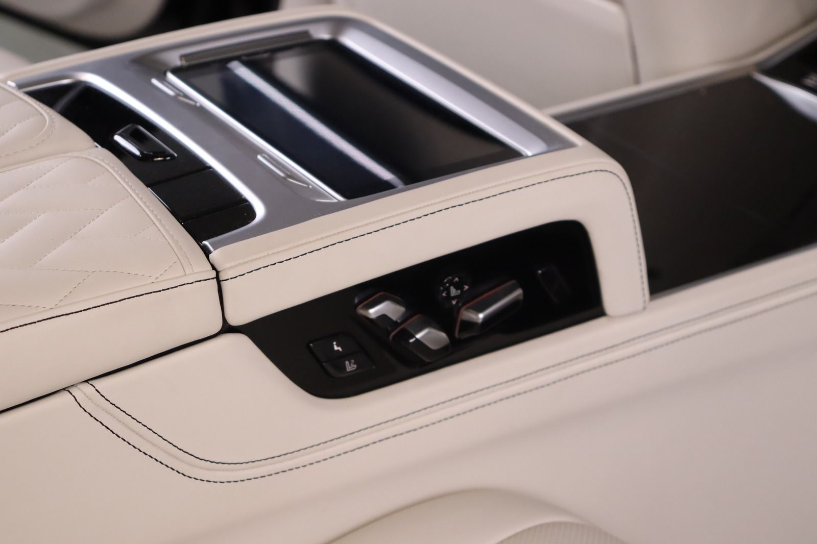 Fahrzeugabbildung BMW 750 L i xDrive M Paket Night-Vision * 4x Massage