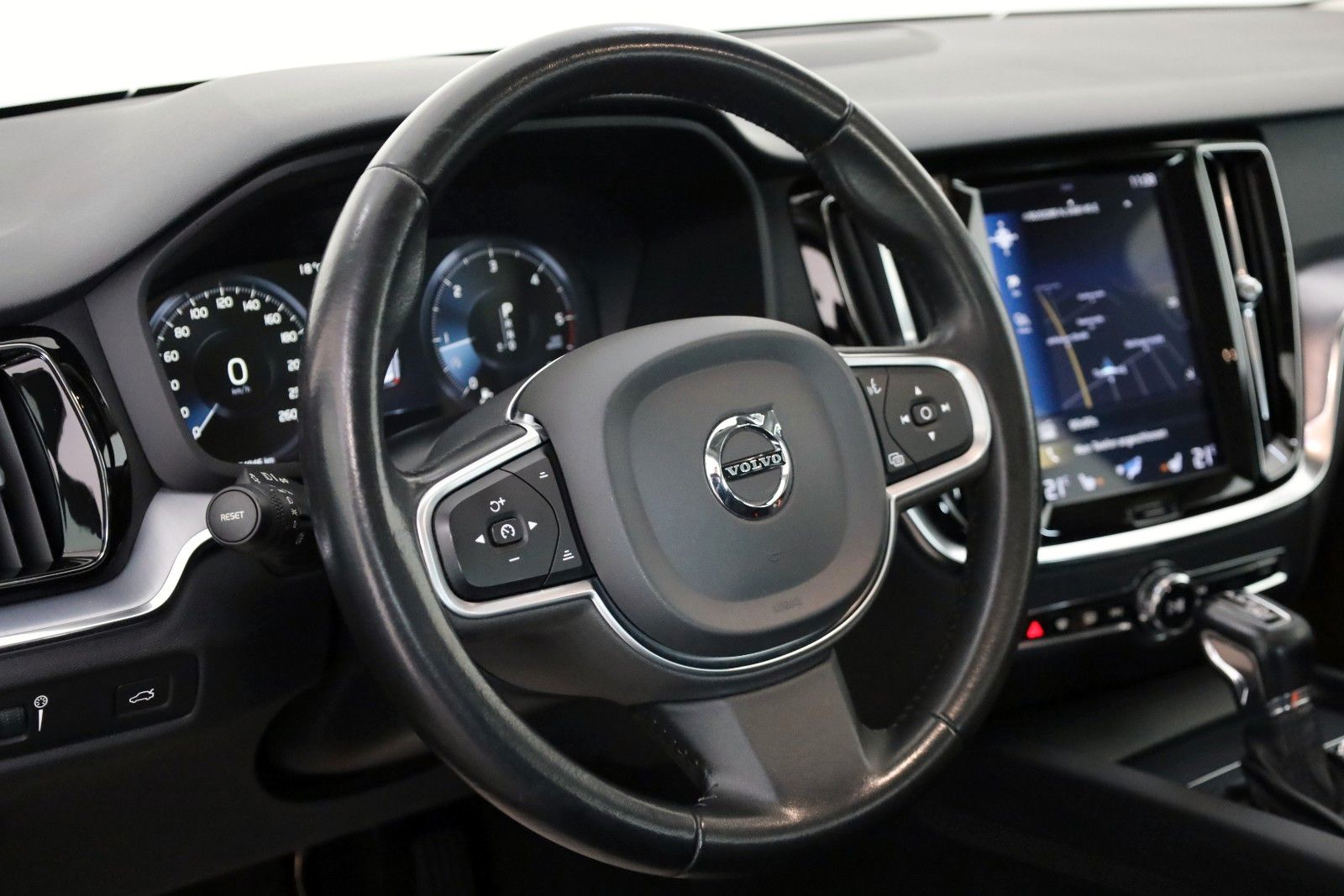 Fahrzeugabbildung Volvo V60 Momentum, T.Leder,Navi,LED,SH,PDC,AHK