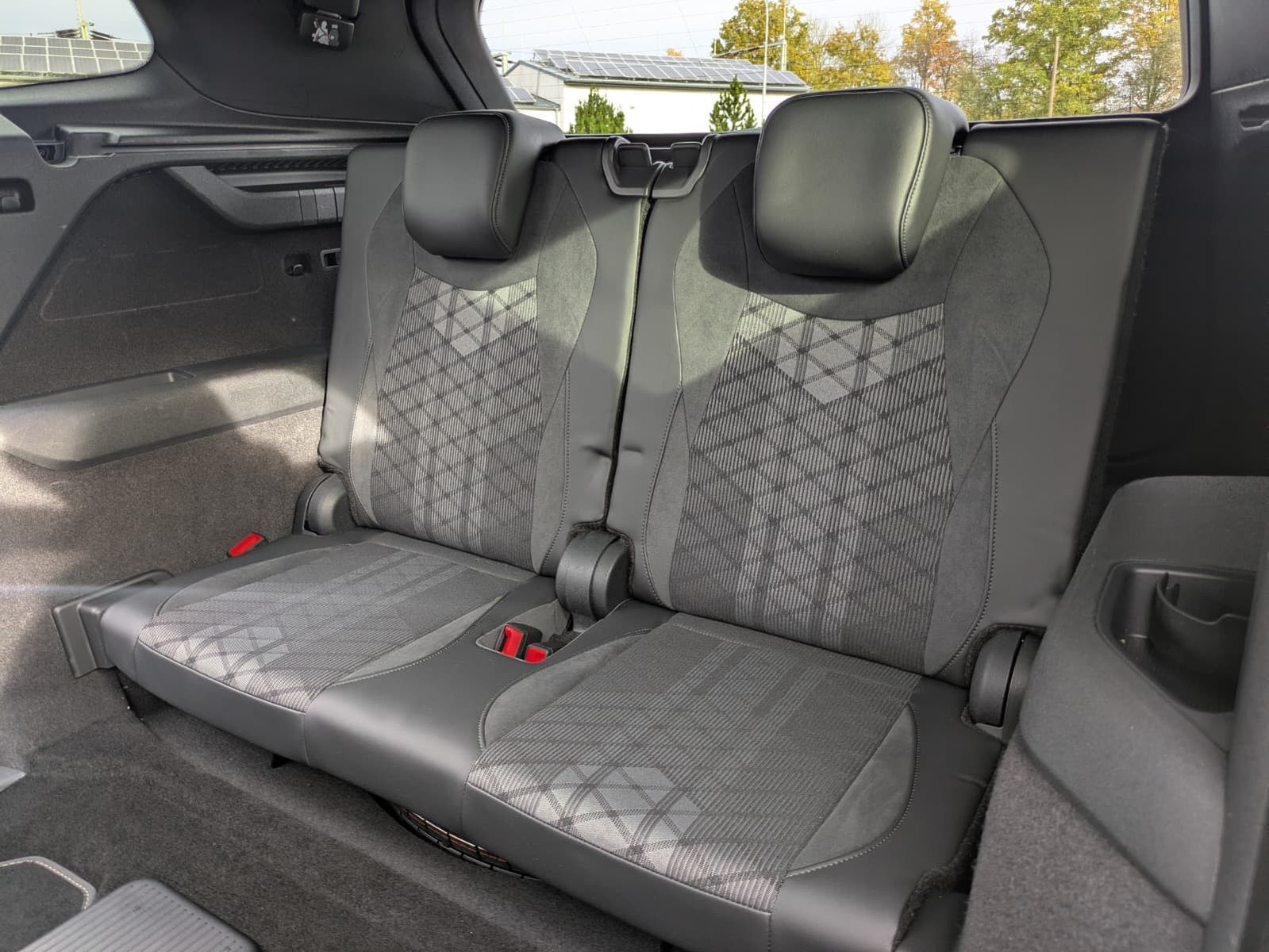 Fahrzeugabbildung Volkswagen Tayron 2.0 TDI 4M R-Line 7Si*MATRIX*AHK*PANO*HUD