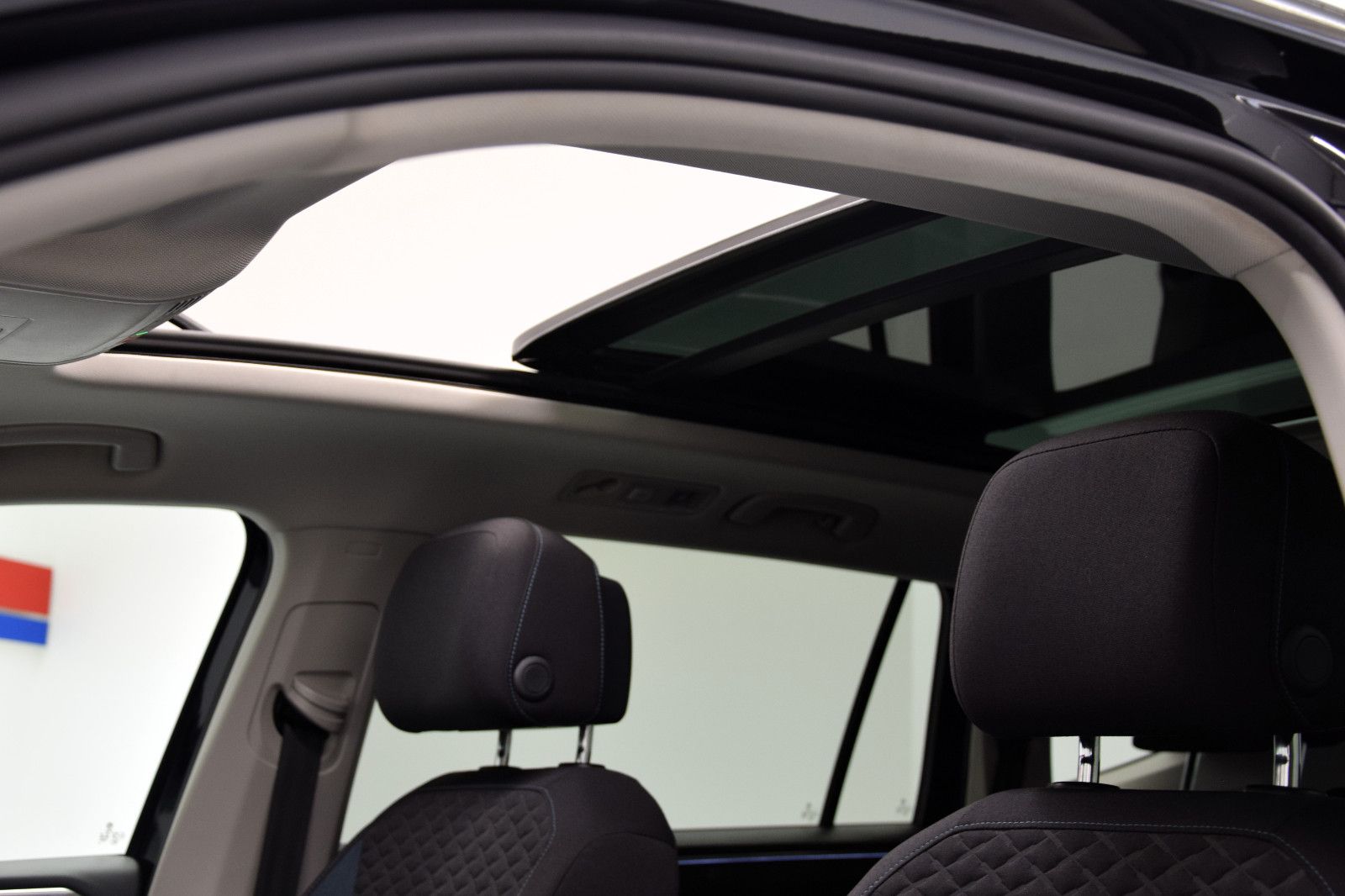 Fahrzeugabbildung Volkswagen Tiguan Allspace R-Line IQ.DRIVE, Pano, HuD, 19"