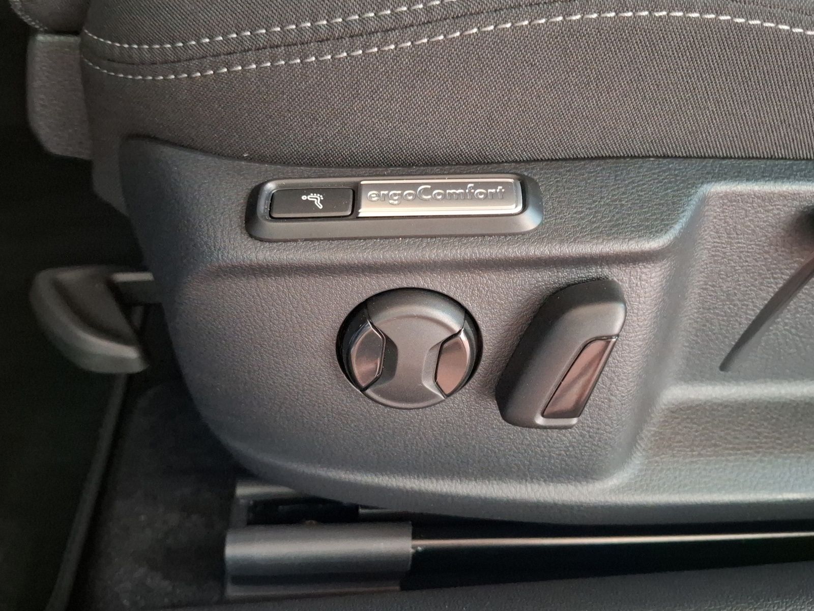 Fahrzeugabbildung Volkswagen Passat Variant TSI Business DSG Matrix Navi ACC
