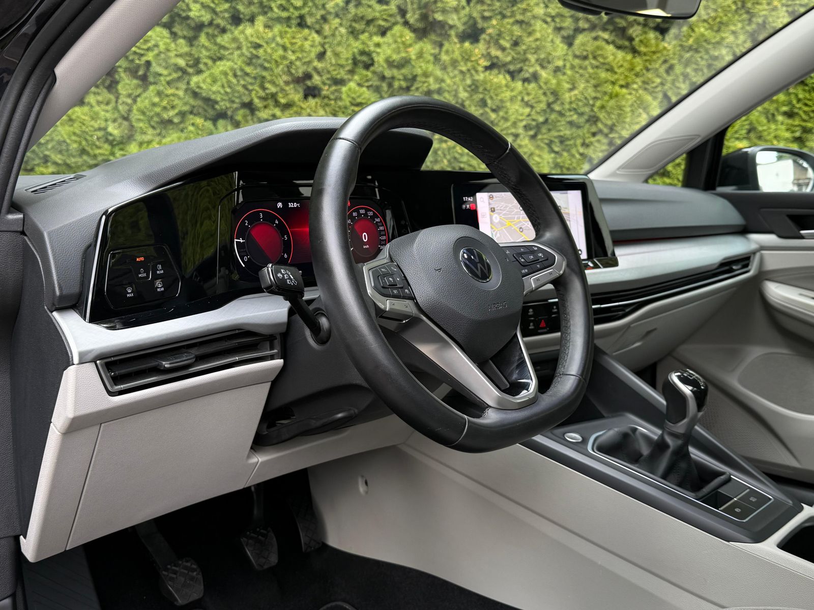 Fahrzeugabbildung Volkswagen Golf 2.0 TDI Life LED+NAVI+SHZ+AMBI+ACC+CARPLAY