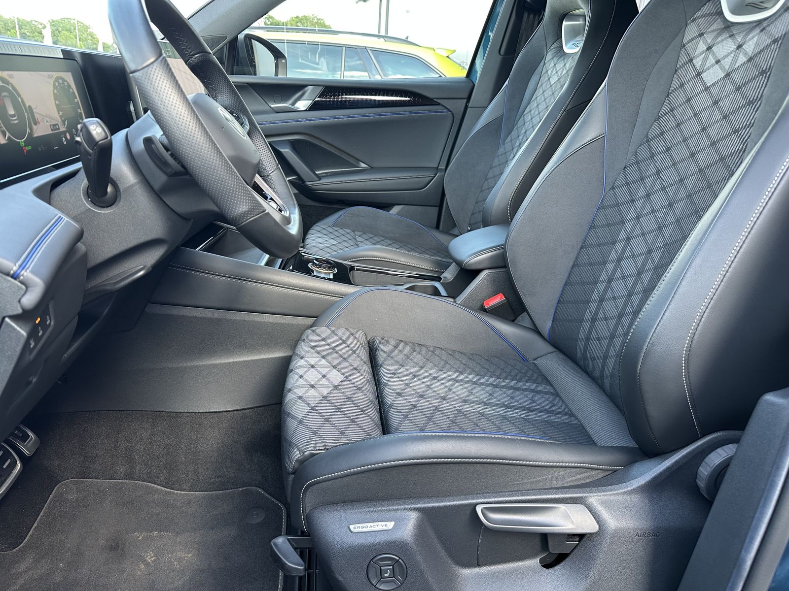 Fahrzeugabbildung Volkswagen Tiguan 1.5 eTSI R-Line DSG NAVI+LED+ACC+AHK+SHZ