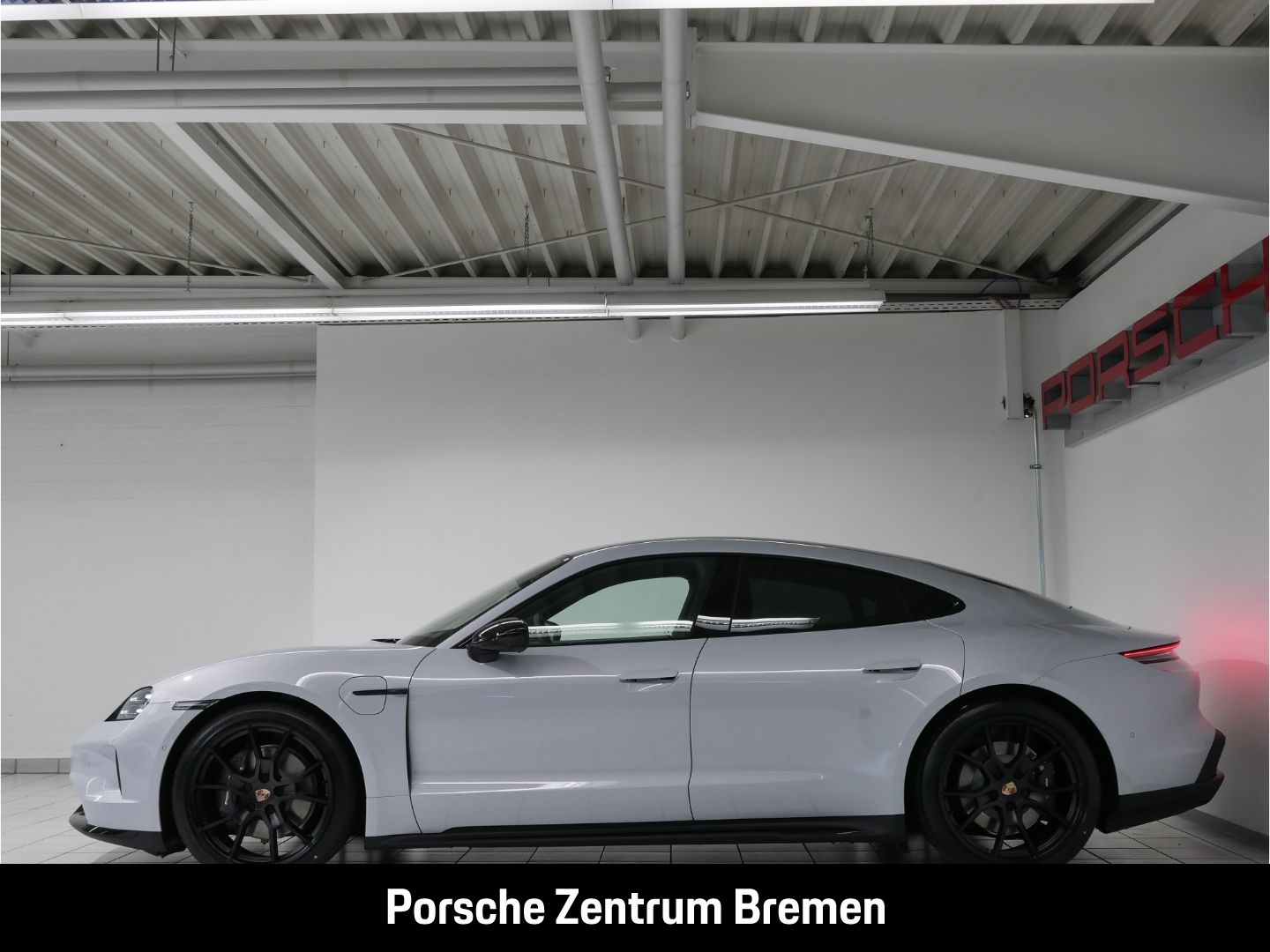 Porsche Taycan Black Edition Hinterachslenkung Pano Head imagem 2