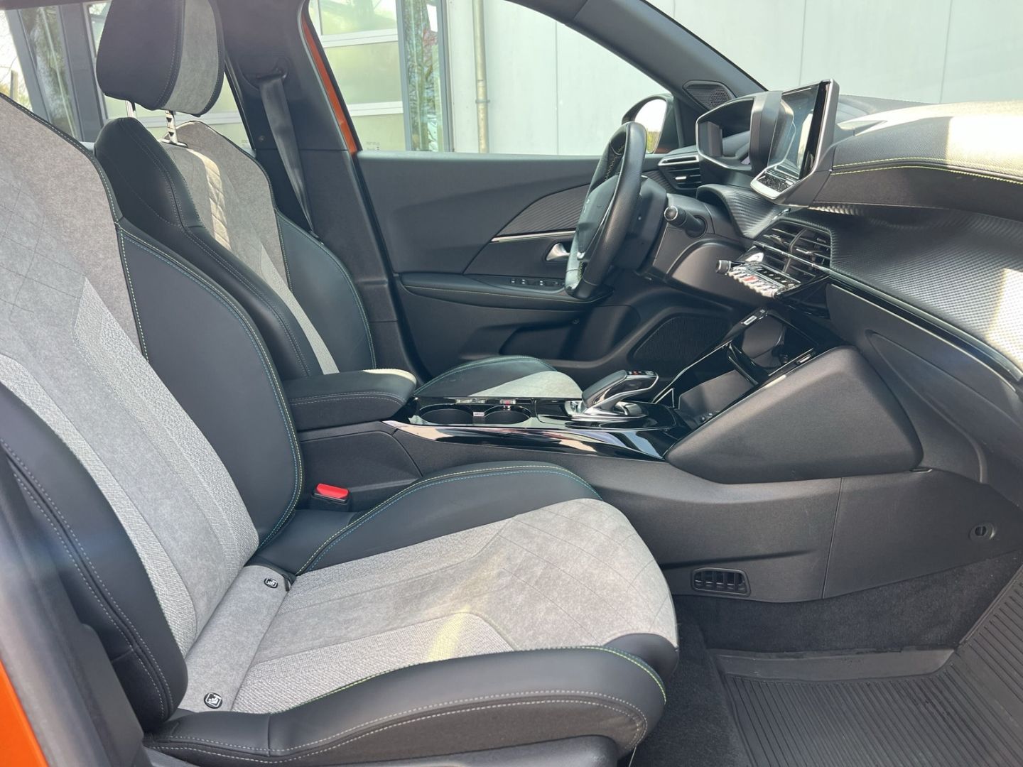 Fahrzeugabbildung Peugeot 2008 GT Elektro 136 Navi ACC CarPlay SHZ