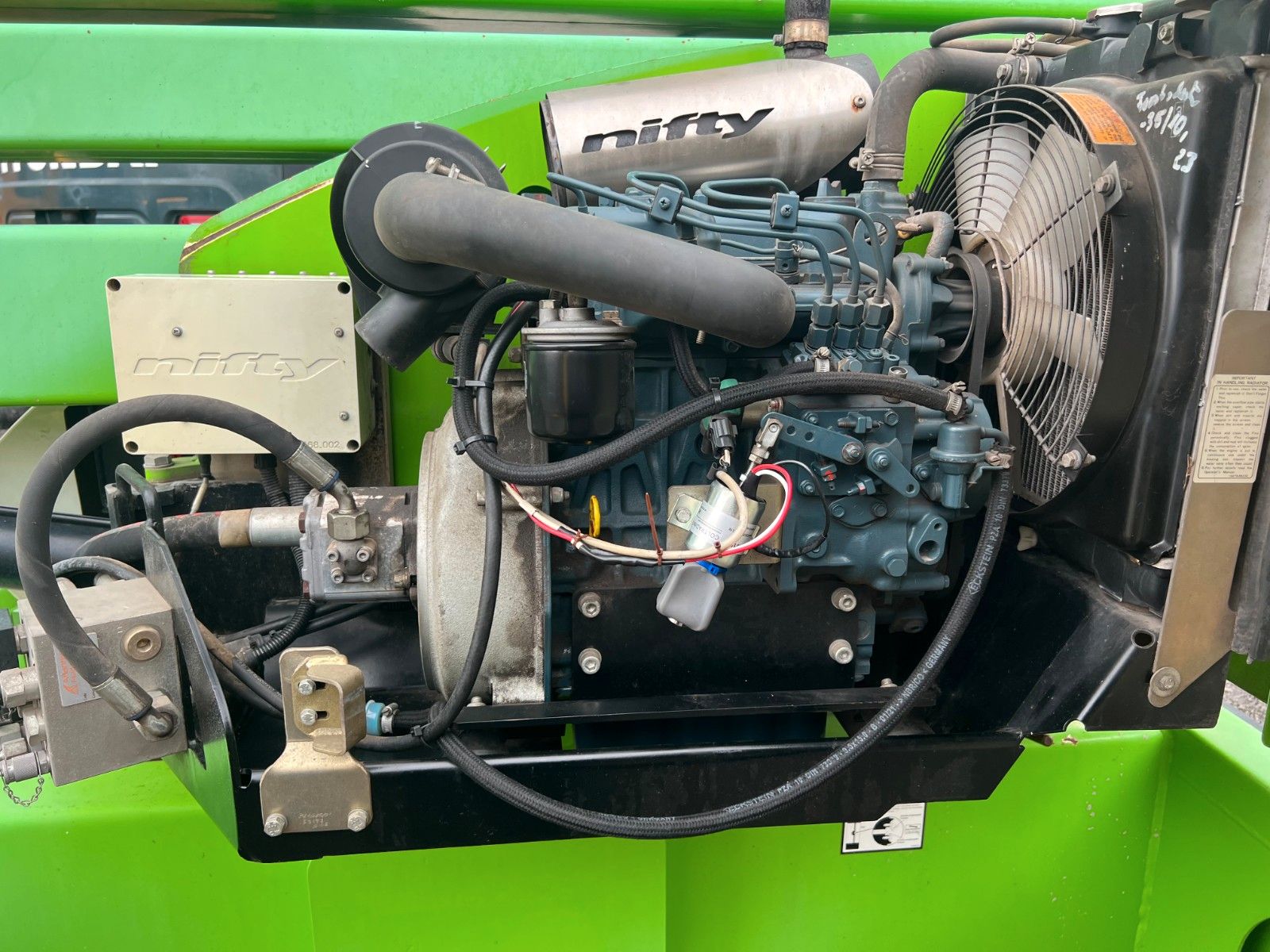 Fahrzeugabbildung Niftylift HR17D 4X4 / 1.636h / 17m Arbeithöhe