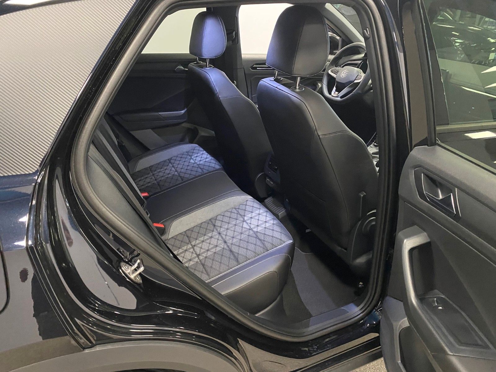 Fahrzeugabbildung Volkswagen T-Roc 2.0 TDI DSG R-Line+AHK+Black Style+19"ALU+