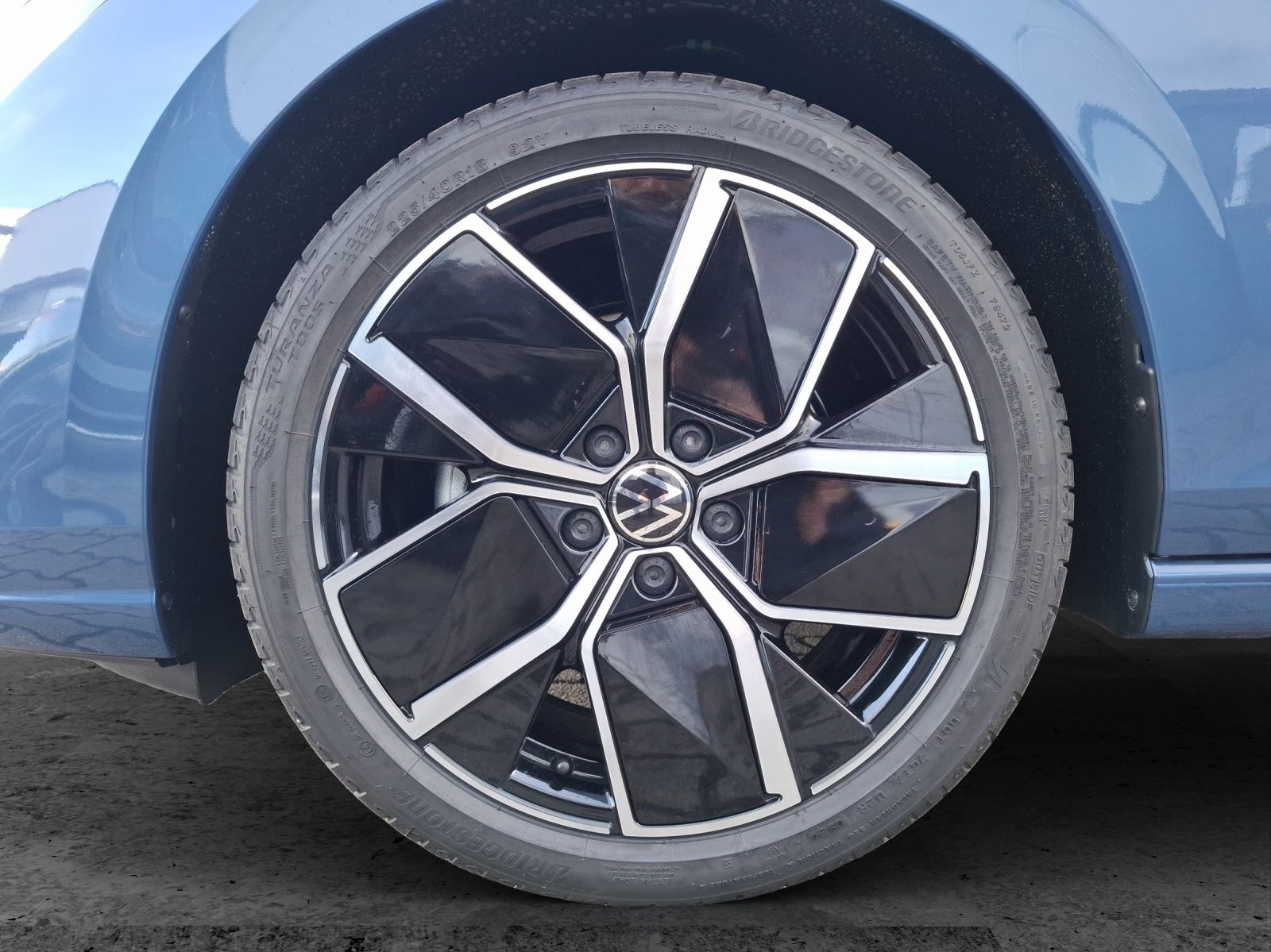 Fahrzeugabbildung Volkswagen Golf VIII eTSI Edition-50 DSG LEDplus AHK Navi P