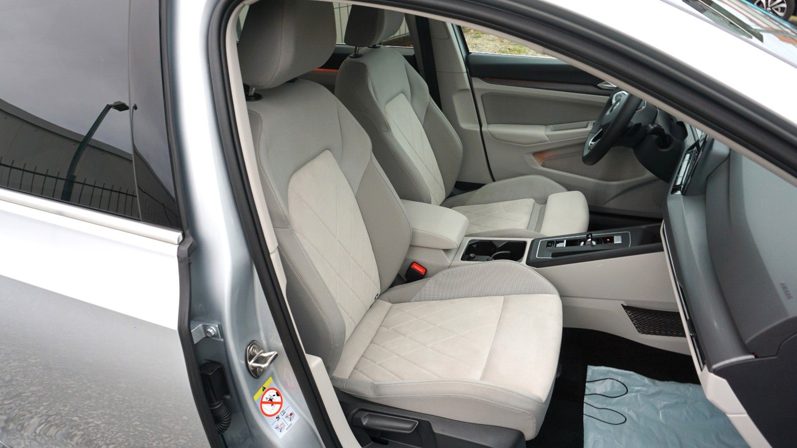 Fahrzeugabbildung Volkswagen Golf VIII Variant Style, Navi,LED,HUD,Kamera +WR