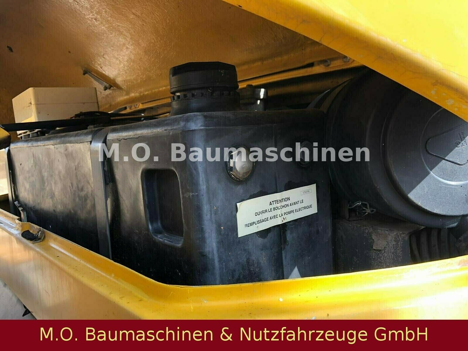 Fahrzeugabbildung MECALAC 12 MXT  / Schaufel / Gabel / 3x Tieflöffel