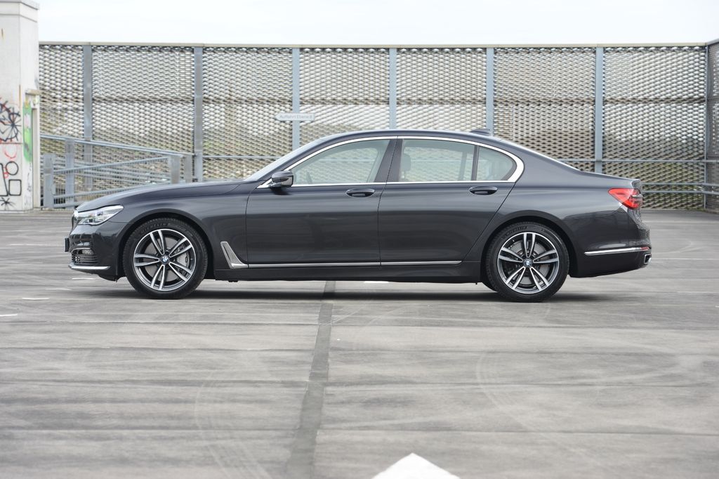 2016 BMW 750