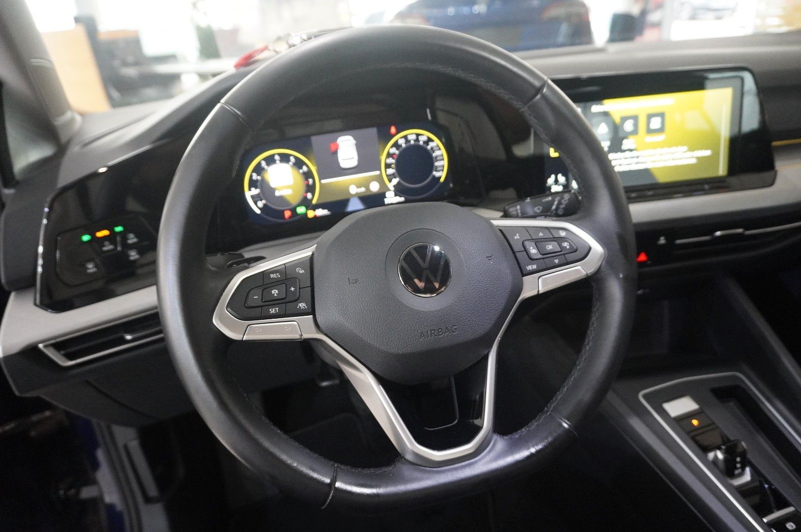 Fahrzeugabbildung Volkswagen Golf VIII Lim. 1.0 E-TSI DSG LIFE NAVI/LED/DAB+