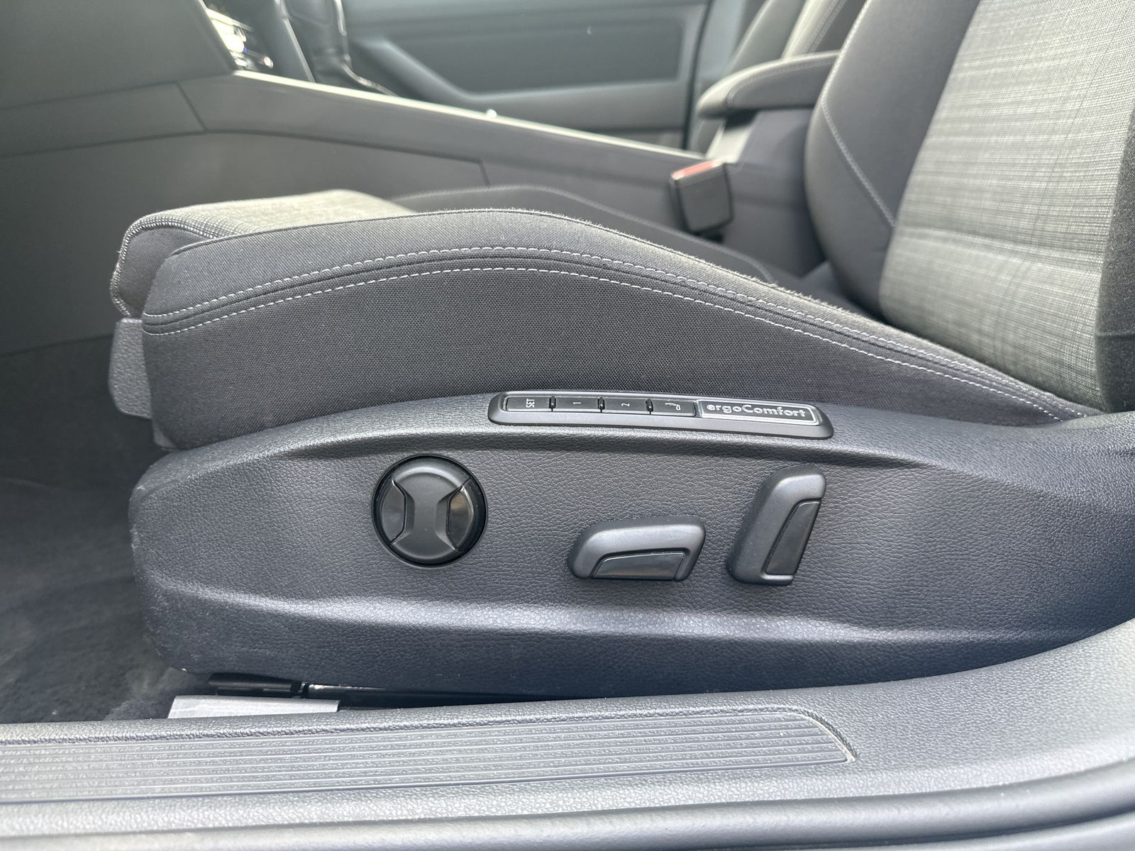Fahrzeugabbildung Volkswagen Passat Variant 2.0 TDI DSG Business 4Motion NAV