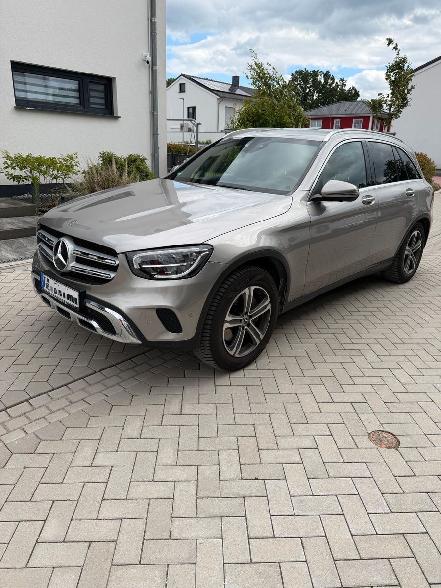 MERCEDES-BENZ GLC 300 d 4MATIC Autom. Luftfed. Massage AHK LED