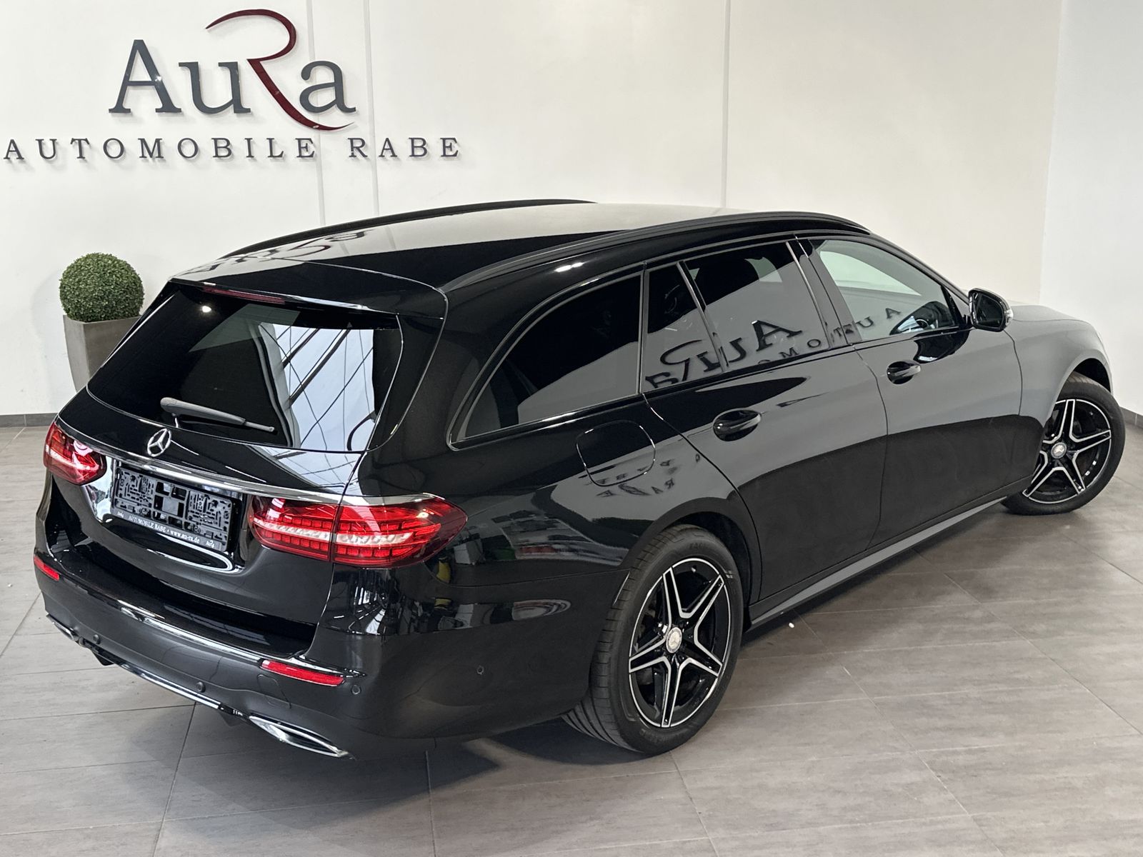 Fahrzeugabbildung Mercedes-Benz E 300d 4M T AMG-Line NAV+LED+360°+WIDESCREEN+ACC