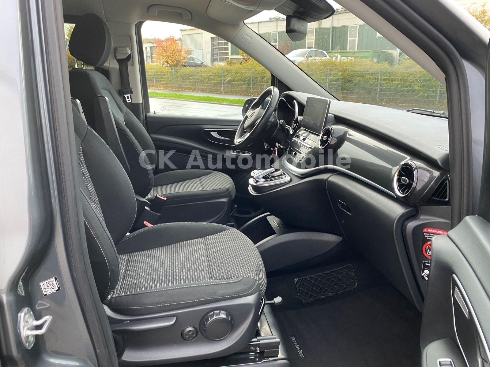 Fahrzeugabbildung Mercedes-Benz V 300d 4Matic Kompakt/AMG-Line/8 Sitze/360°/AHK