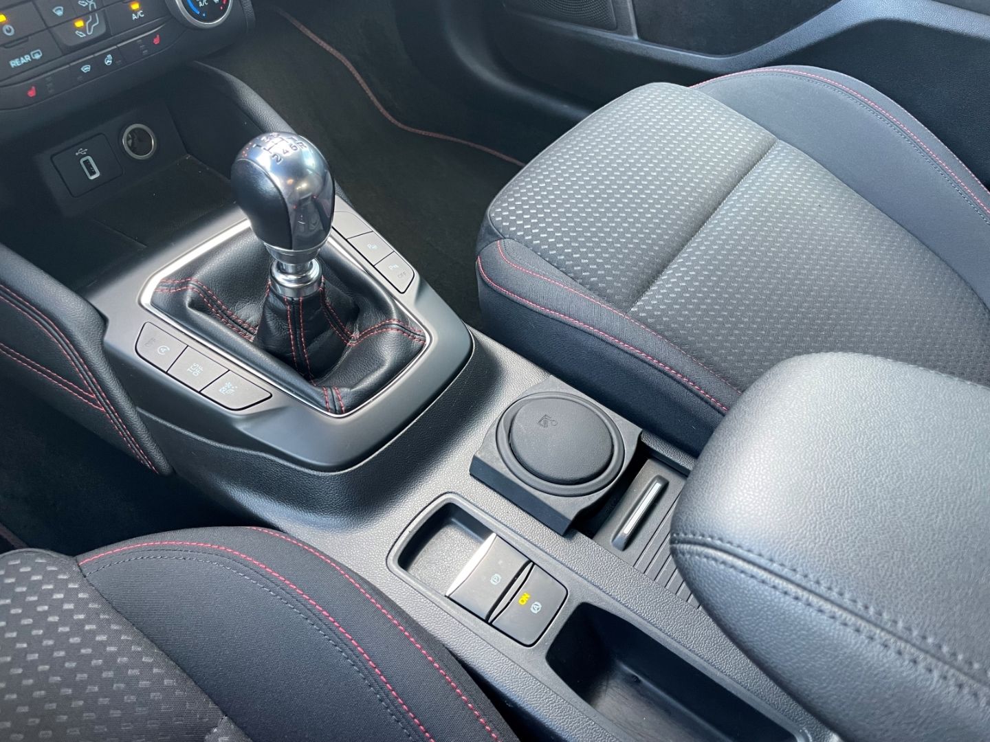 Fahrzeugabbildung Ford Focus ST-Line Kamera LED Abstandstemp Navi