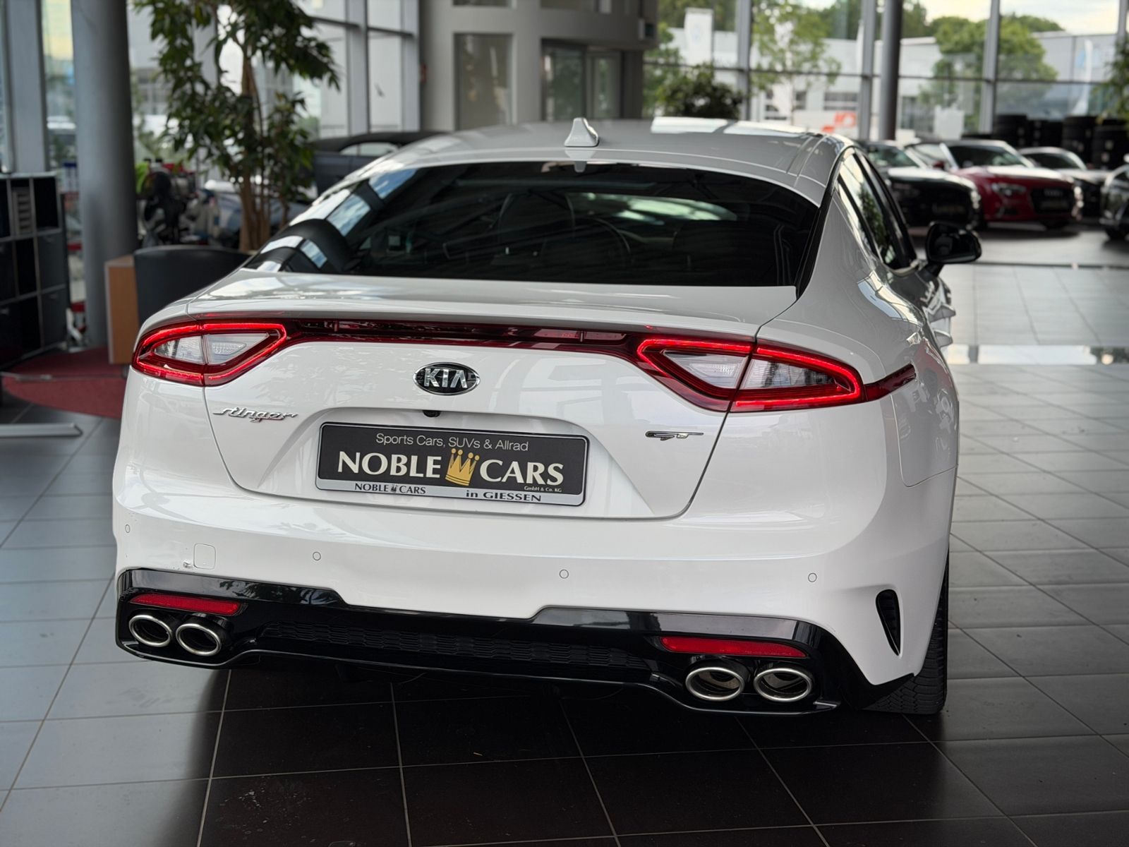Fahrzeugabbildung Kia Stinger GT 4WD HUD PANO H/K LED NAV RFK SHZ