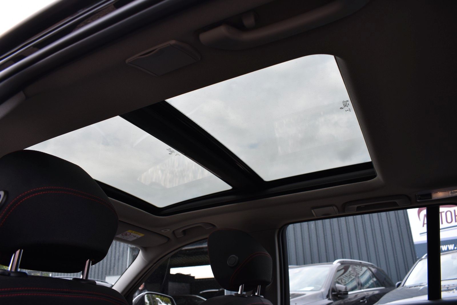 Fahrzeugabbildung BMW 320i Touring Sport Line Sportautom.AHK LED Pano