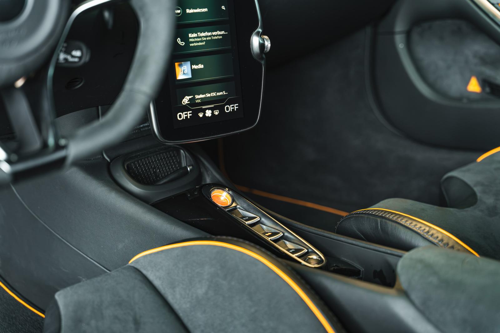 McLaren Artura SPIDER + ALCANTARA + BOWERS & WILKINS