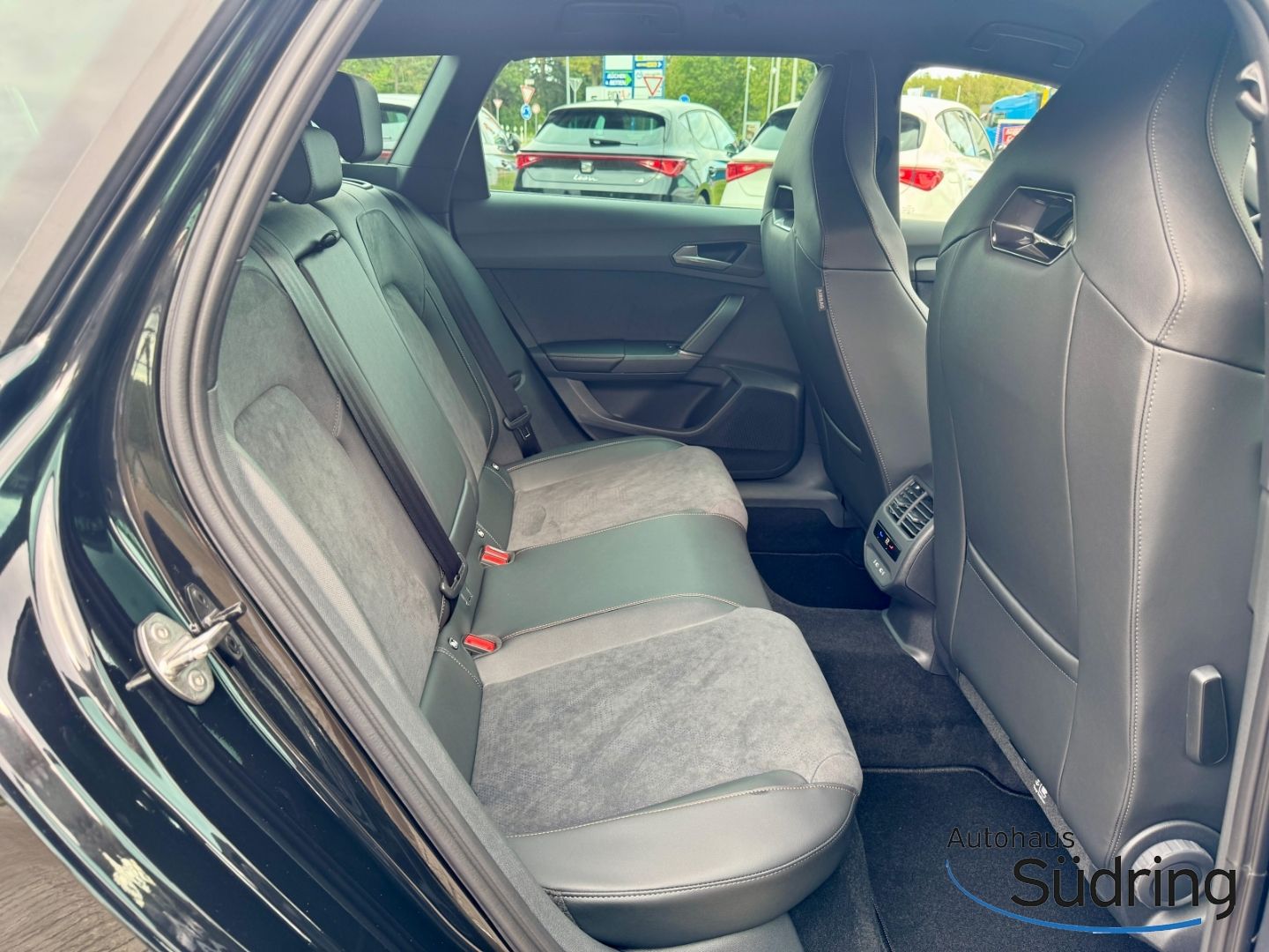 Leon Sportstourer 2,0TSI VZ 4DRIVE DSG AHK Navi