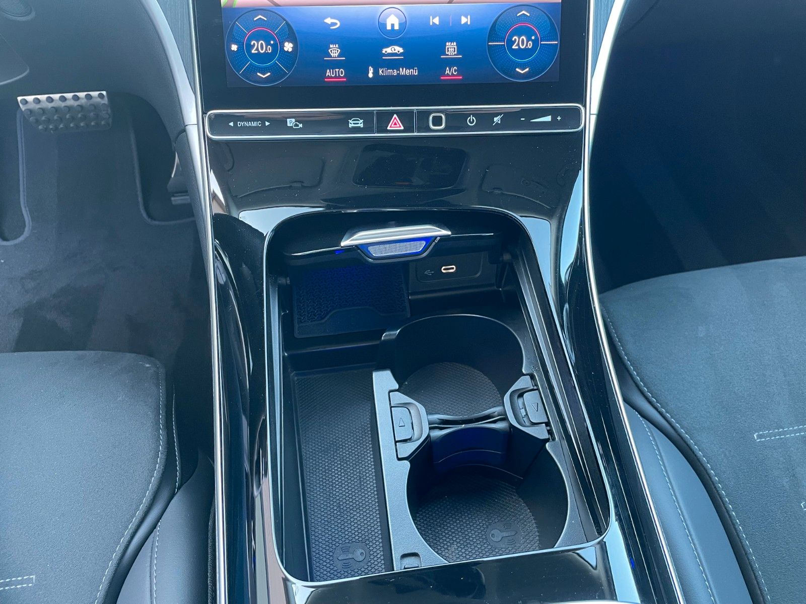 Fahrzeugabbildung Mercedes-Benz C 200 AMG AHK+Memory+Distr+R-Kamera+Keyless+19"