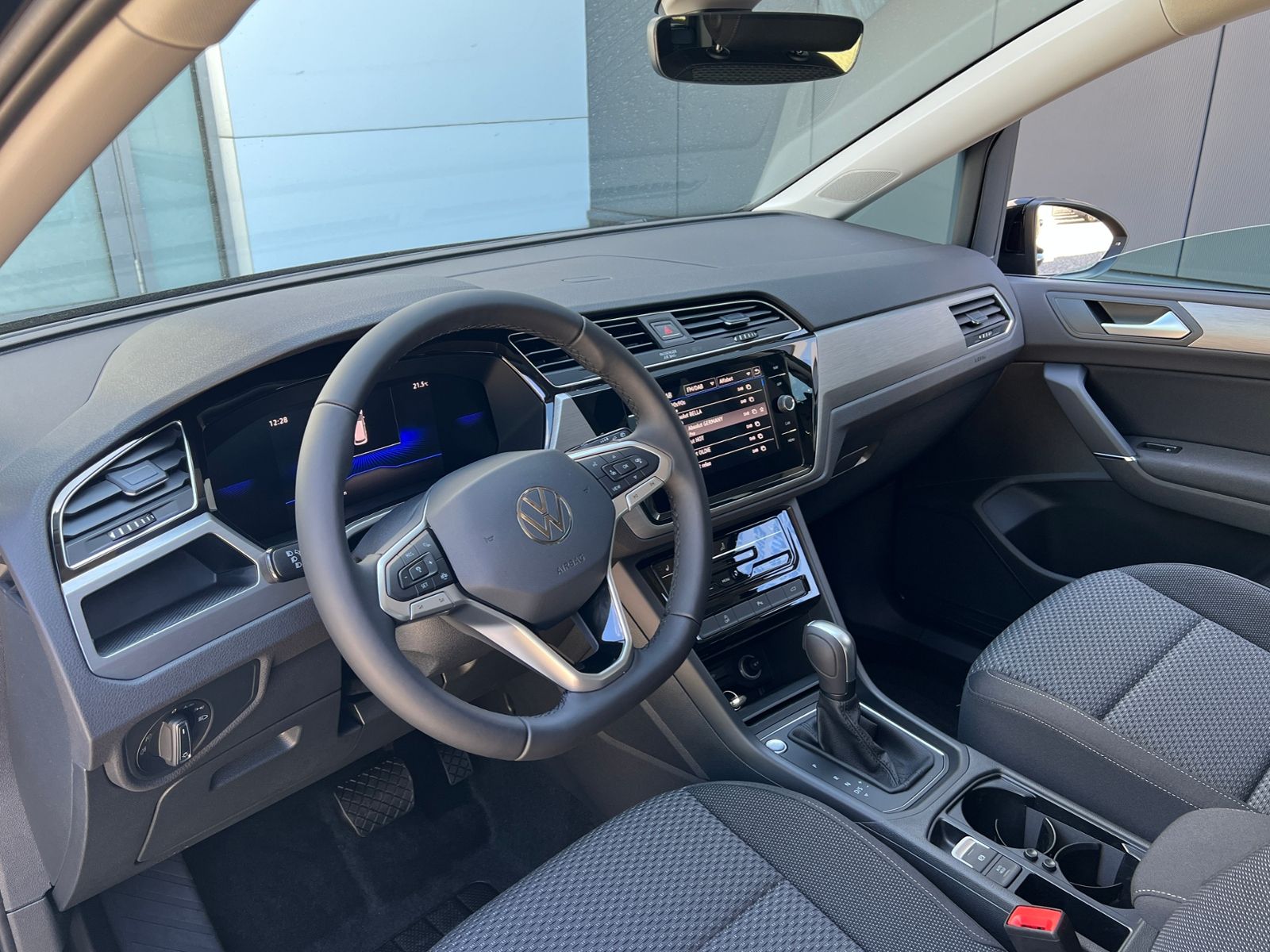 Fahrzeugabbildung Volkswagen Touran Comfortline 1.5 TSI DSG *7-Sitzer, Easy-O