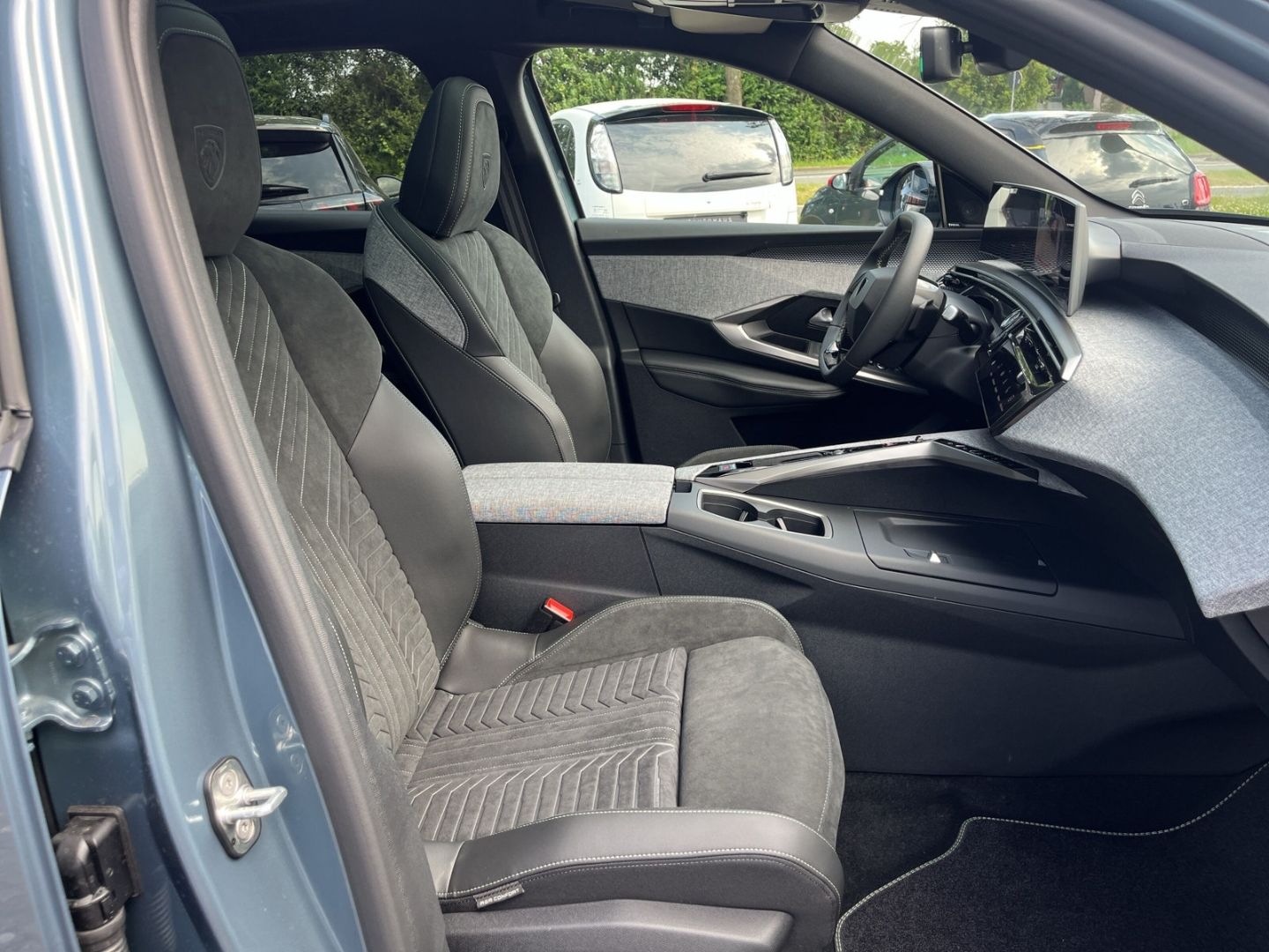 Fahrzeugabbildung Peugeot 3008 GT HYBRID 145 e-DSC6 Navi Memory Sitze ACC