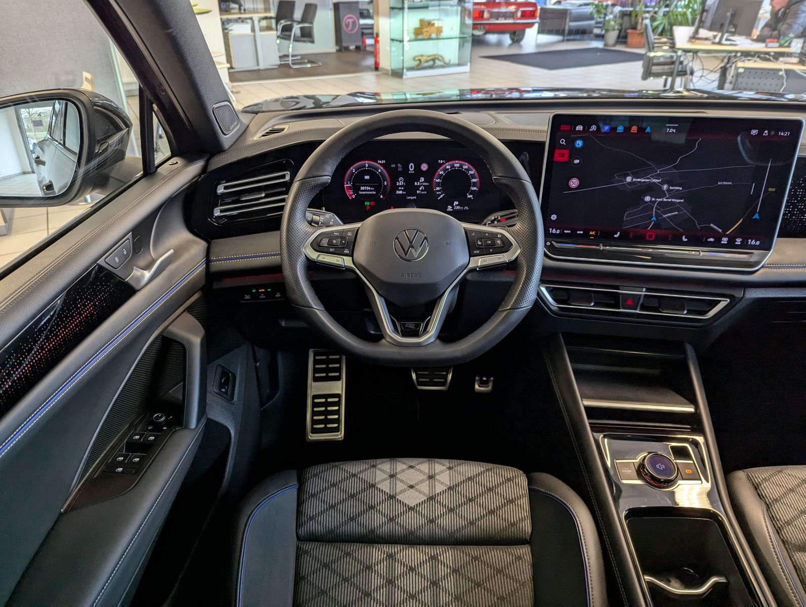 Fahrzeugabbildung Volkswagen Tiguan 2.0TDI R-Line 4M Pano H/K AHK Matrix 20"