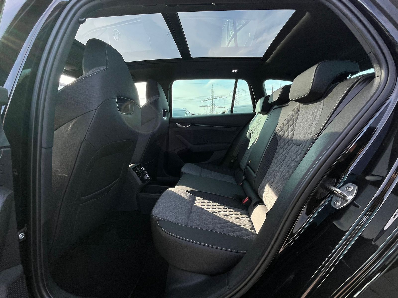Fahrzeugabbildung SKODA Octavia 1.5 DSG Sportline PANO*MATRIX*AHK*5J.GAR