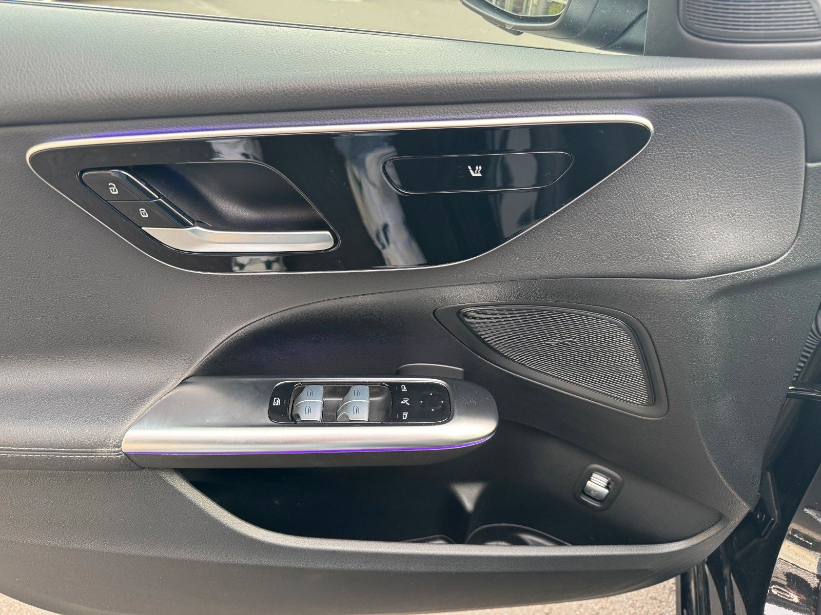 Fahrzeugabbildung Mercedes-Benz C 220d Avantgarde+Pano+HUD+RFK+TotW+AmbiPrem