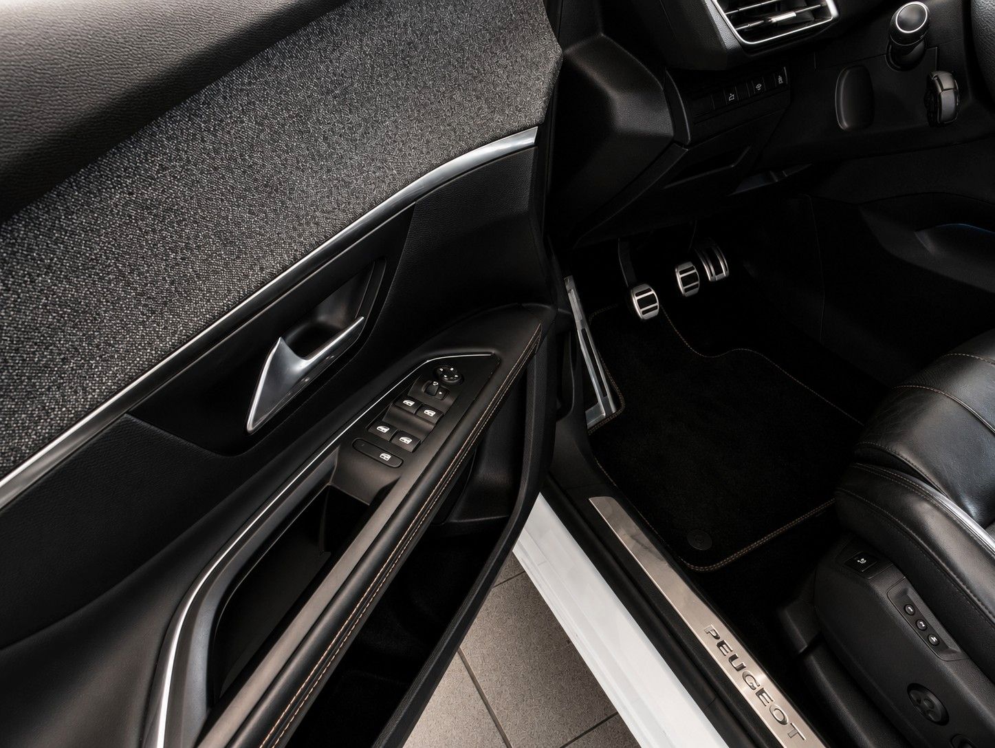 Fahrzeugabbildung Peugeot 5008 GT-LINE LEDER NAVI PANORAMA LED AHK 7-SITZE