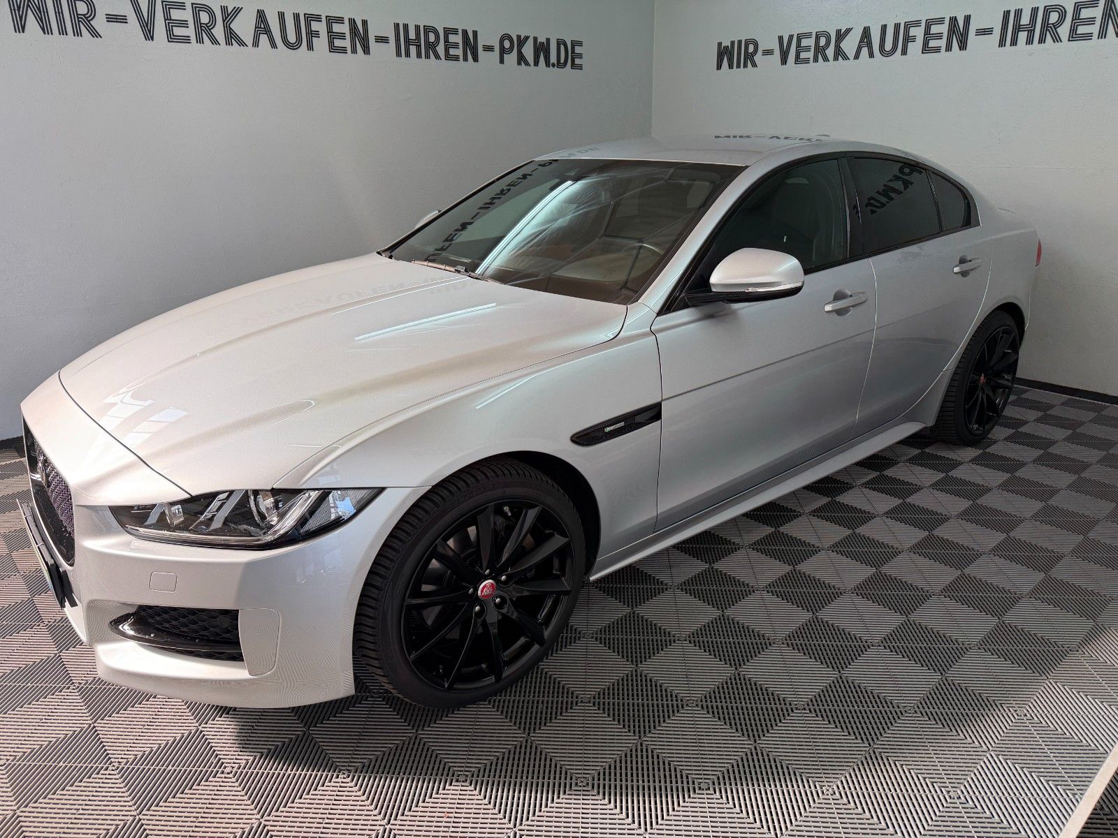 JAGUAR XE