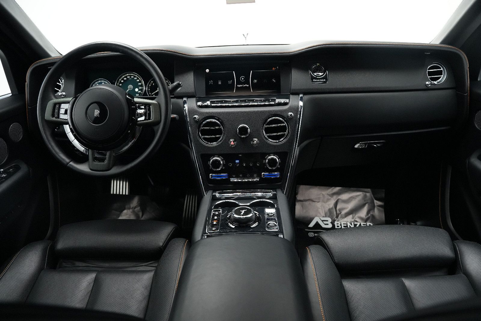 Fahrzeugabbildung Rolls-Royce Cullinan/NOVITEC/WIDEBODY/24''/FOND-TV/STERNEHIM