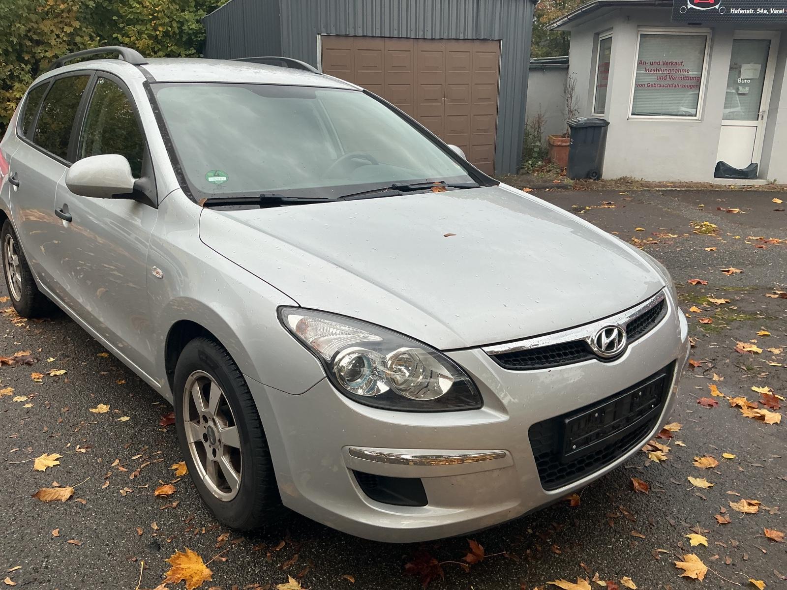 Hyundai i30 2010 — салон