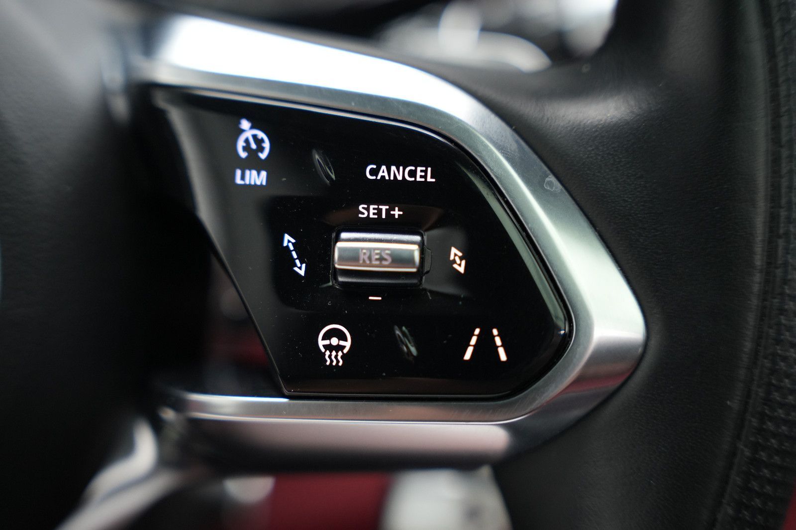 Fahrzeugabbildung Jaguar F-Pace F-PACE SVR /PANO/MERIDIAN/HUD/360°KAM/MEM