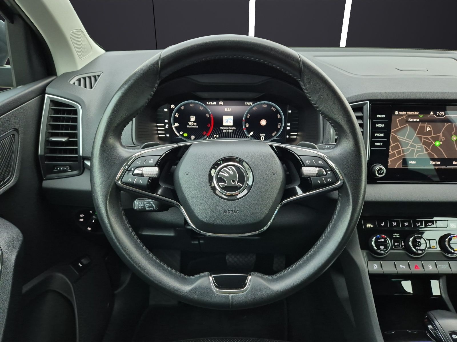 Fahrzeugabbildung SKODA Karoq TSI Tour DSG LED Navi ACC RFK SH
