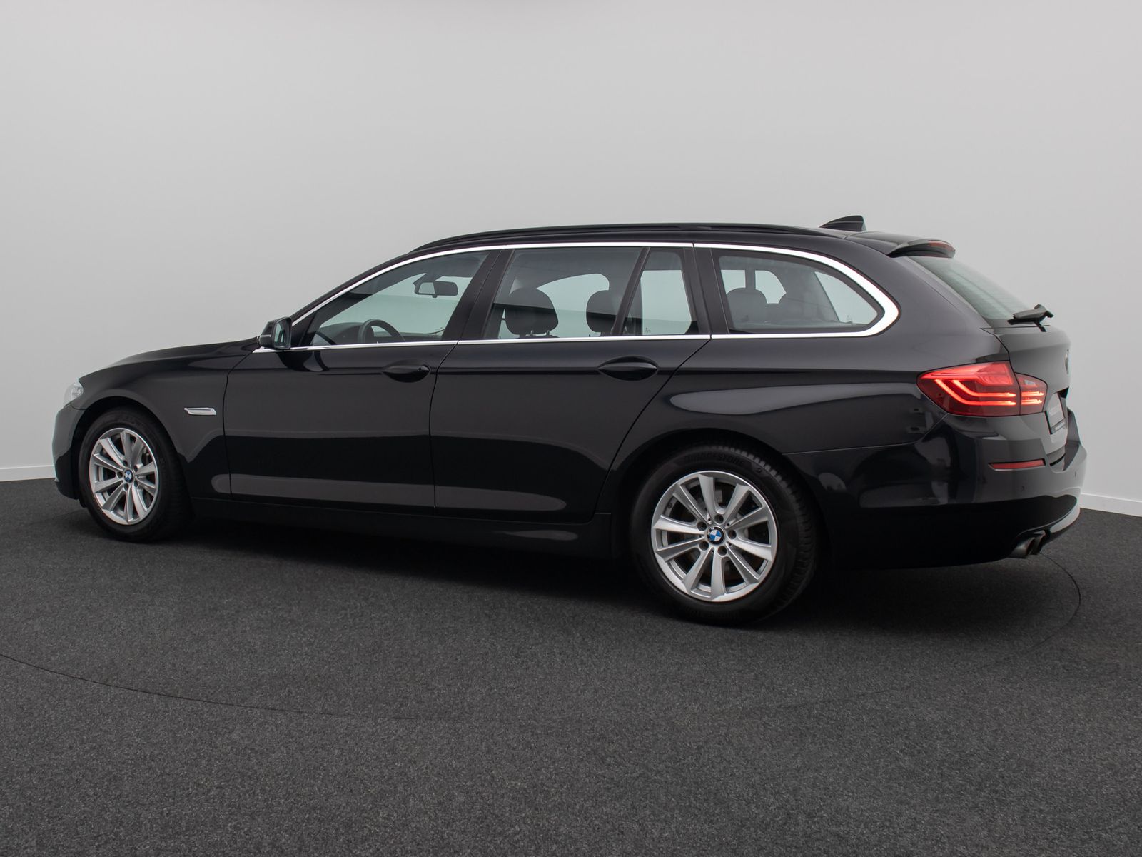 Fahrzeugabbildung BMW 530d NaviProf GeschwindigReg PDC Bi-Xenon Leder