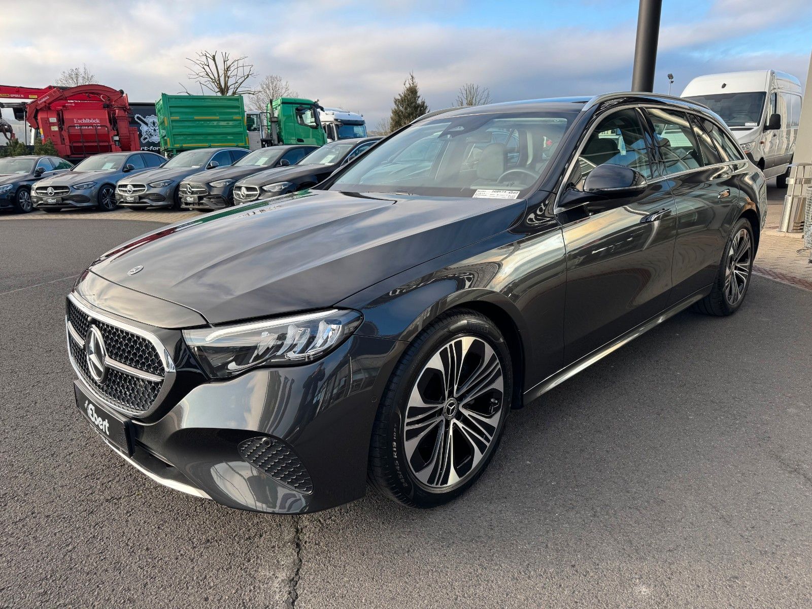 Fahrzeugabbildung Mercedes-Benz E 220d T Avantgarde+Pano+DistrPro+AHK+RFK+MBUX