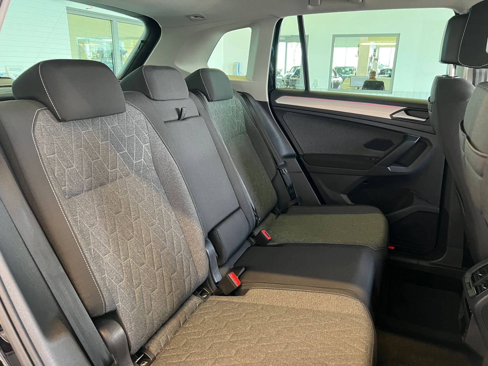 Fahrzeugabbildung Volkswagen Tiguan MOVE 1.5 TSI DSG *AHK, LED, Navi, 17'-LM*