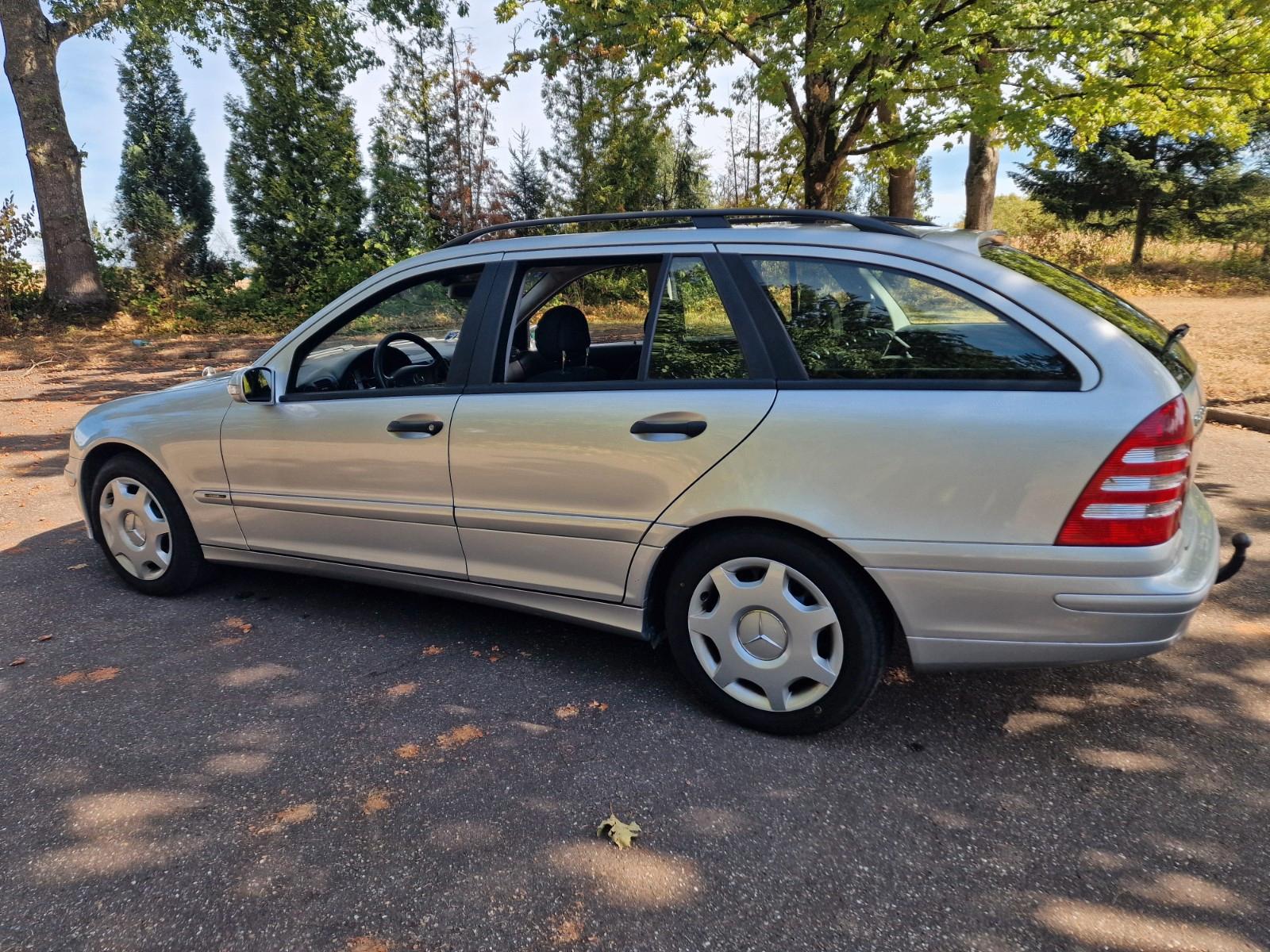 Mercedes-Benz C200 2004 — rear view