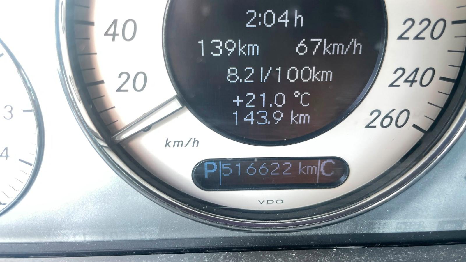 Mercedes-Benz E320 2004 — photo 12
