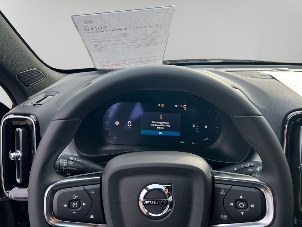 VOLVO XC40 B3 B DKG Ultra Black Edition,Licht-P,FHZ.. VOLVO XC40 B3 B DKG Ultra Black Edition,Licht-P,FHZ..