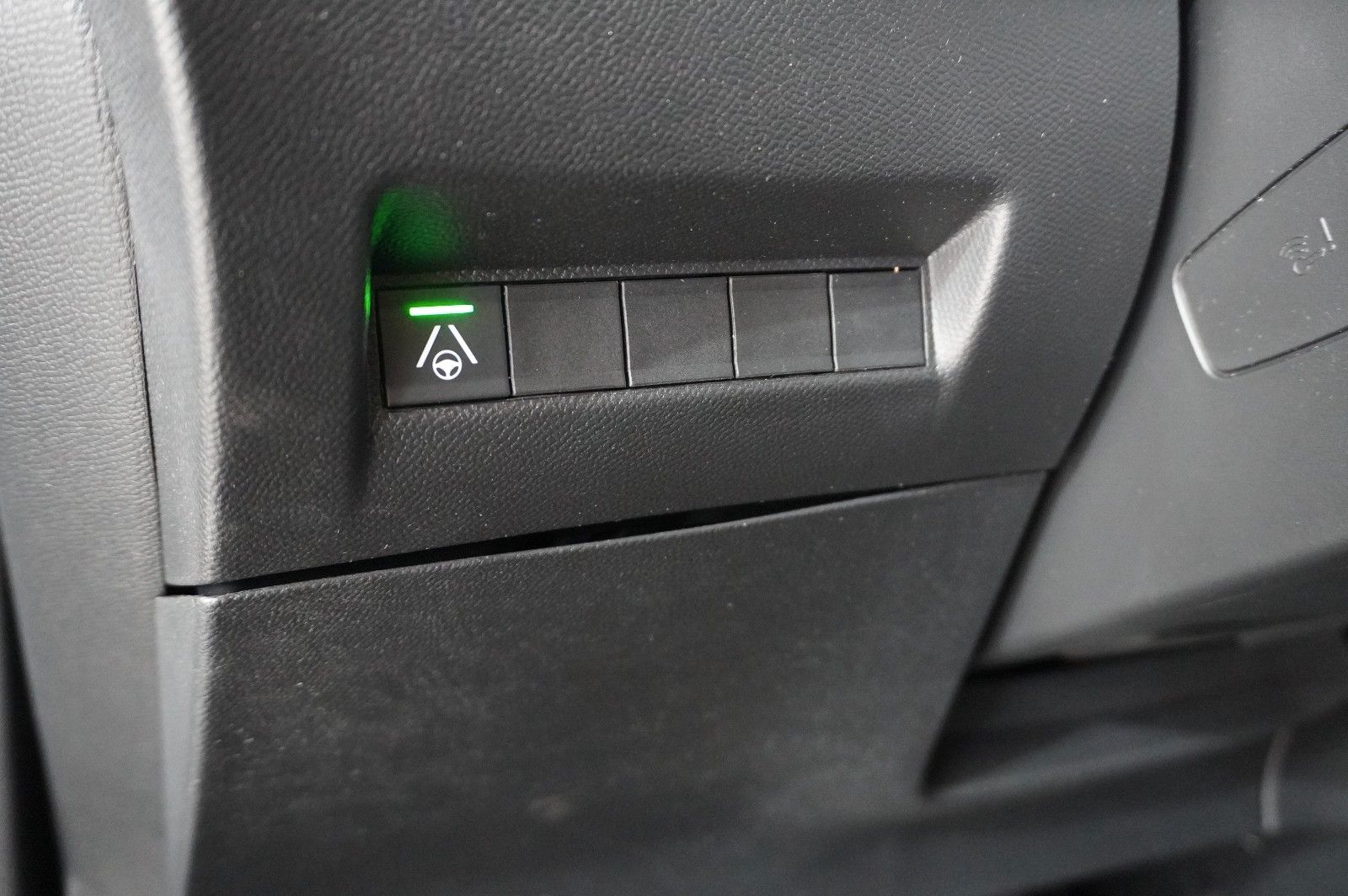 Fahrzeugabbildung Peugeot 2008 1.2 HYBRID GT E-DSC NAVI/LED/KAMERA/SPORT