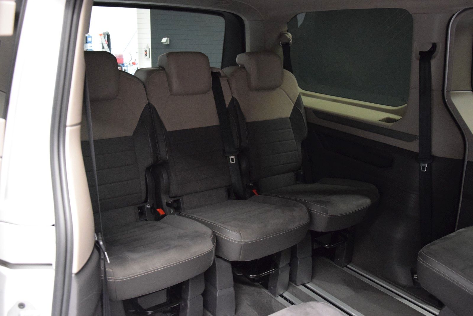 Fahrzeugabbildung Volkswagen T7 Multivan Style lang ACC Matrix vis-a-vis AHK