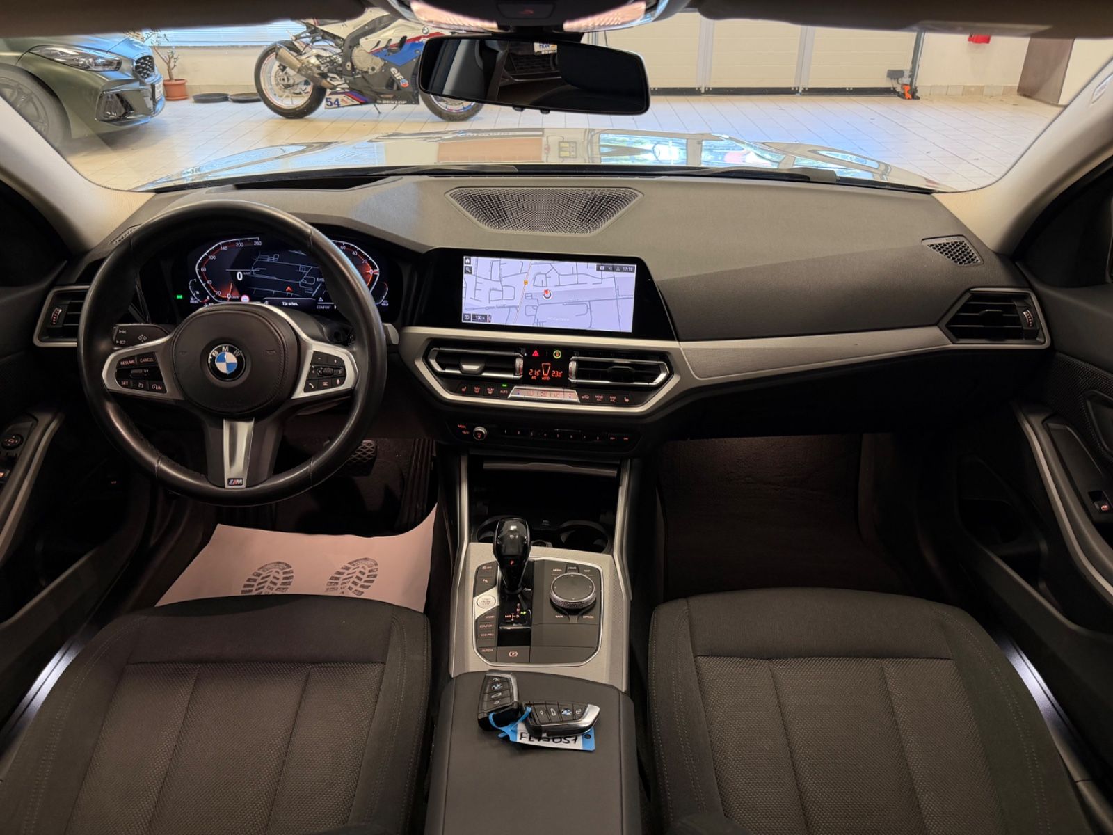 BMW 318d Advantage/Aut/Navi/KeyLess/HUD/Park&DrivAss foto 3