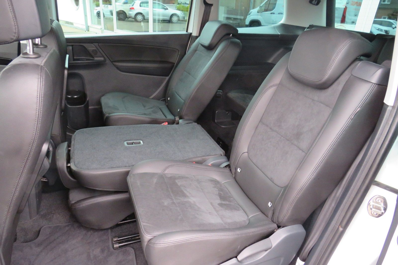 Fahrzeugabbildung Volkswagen Sharan Highline 7-SITZE AHK NAVI ACC 1.HAND