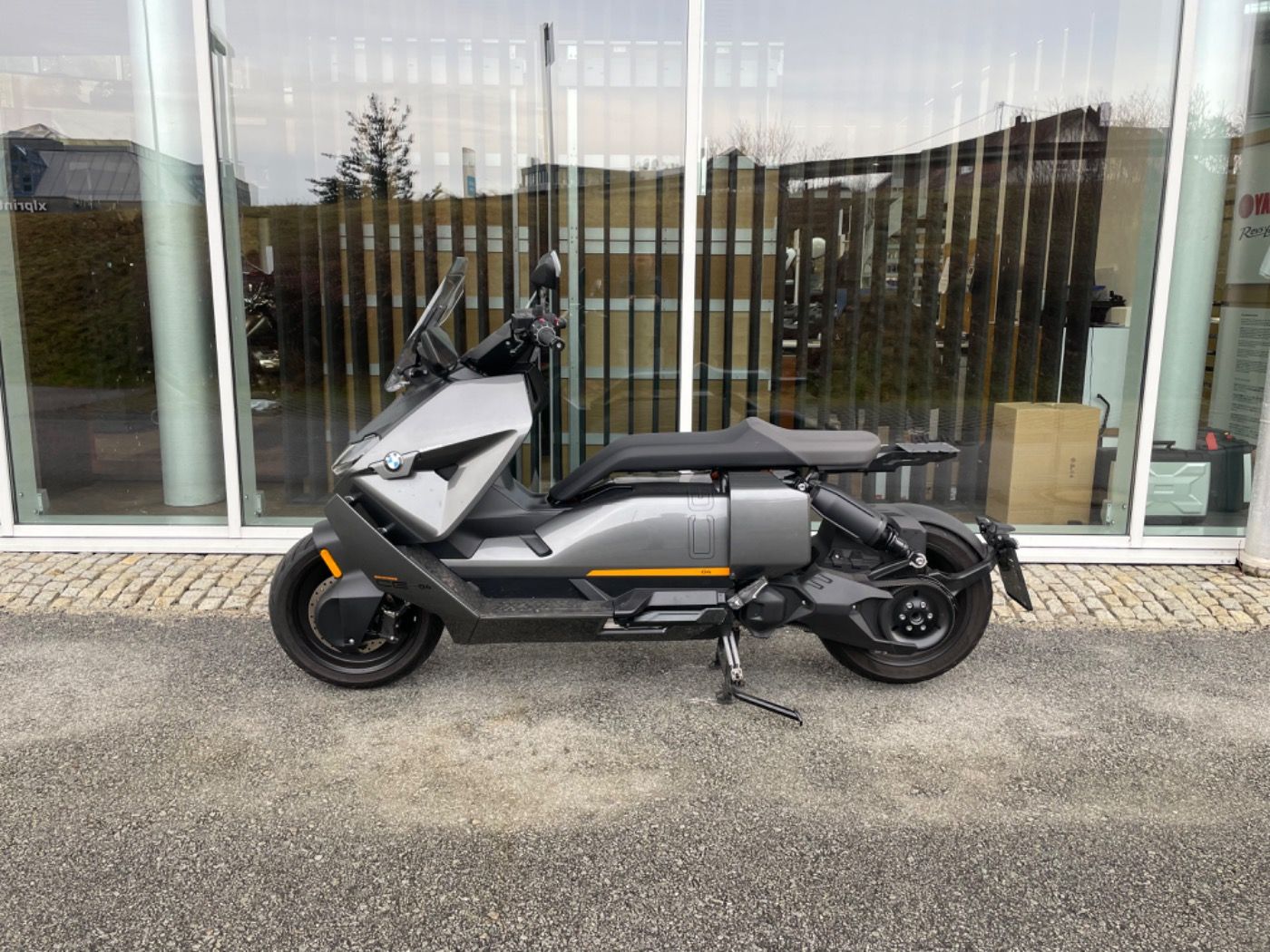 Fahrzeugabbildung BMW CE 04 Avantgarde mit Topcaseträger