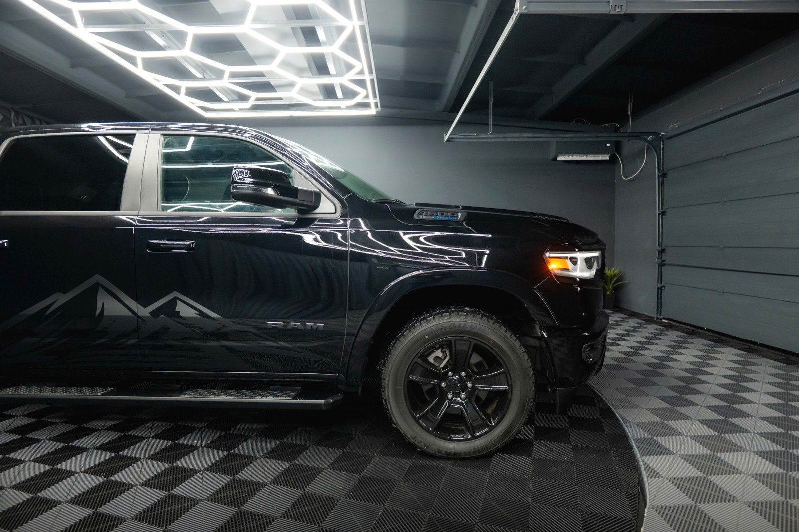 Fahrzeugabbildung Dodge RAM 5.7 V8 HEMI 4x4 LIMITED Style Night-Edition