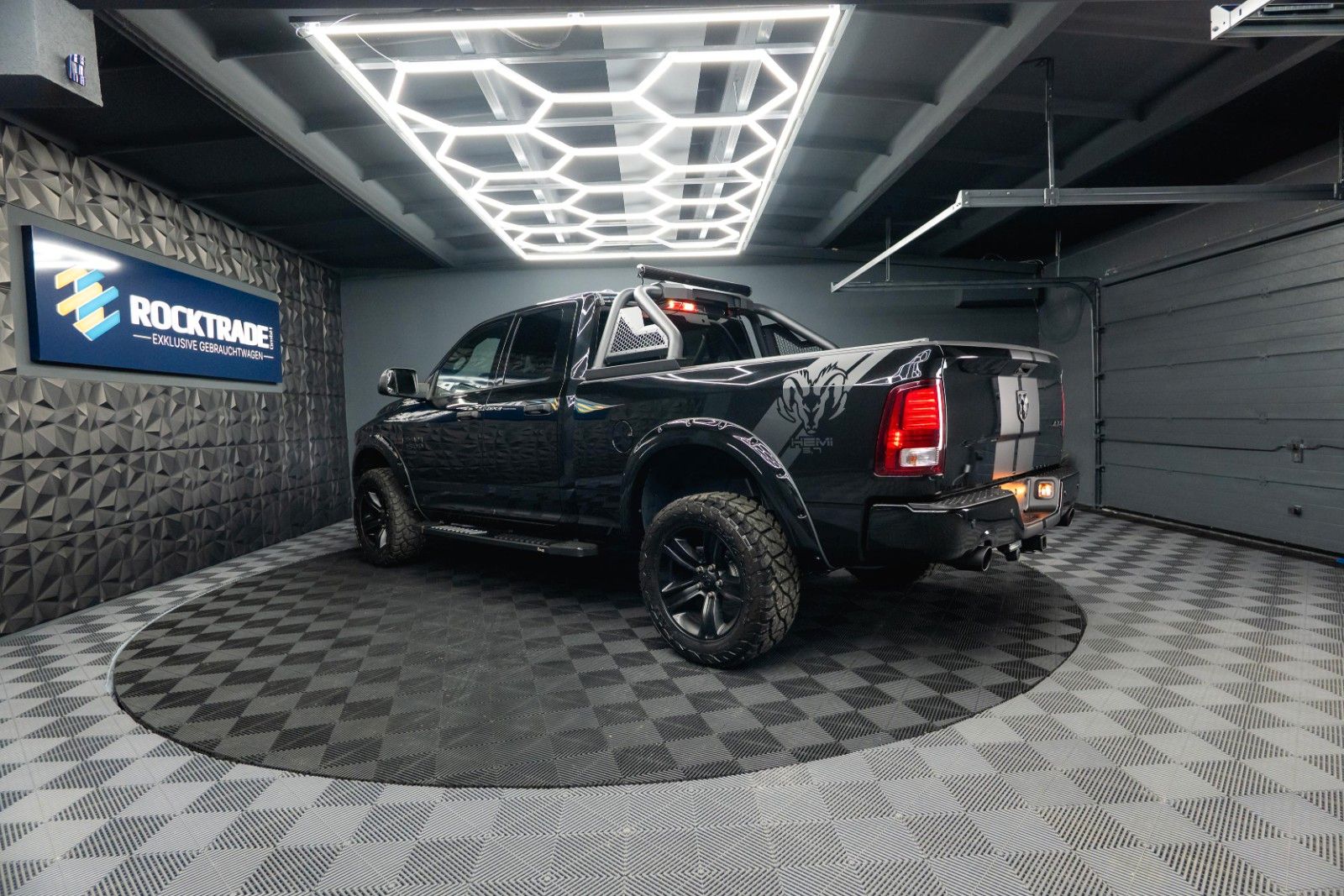 Fahrzeugabbildung Dodge RAM 5.7 V8 HEMI 4x4 OFFROAD Night-Paket LONG 19%